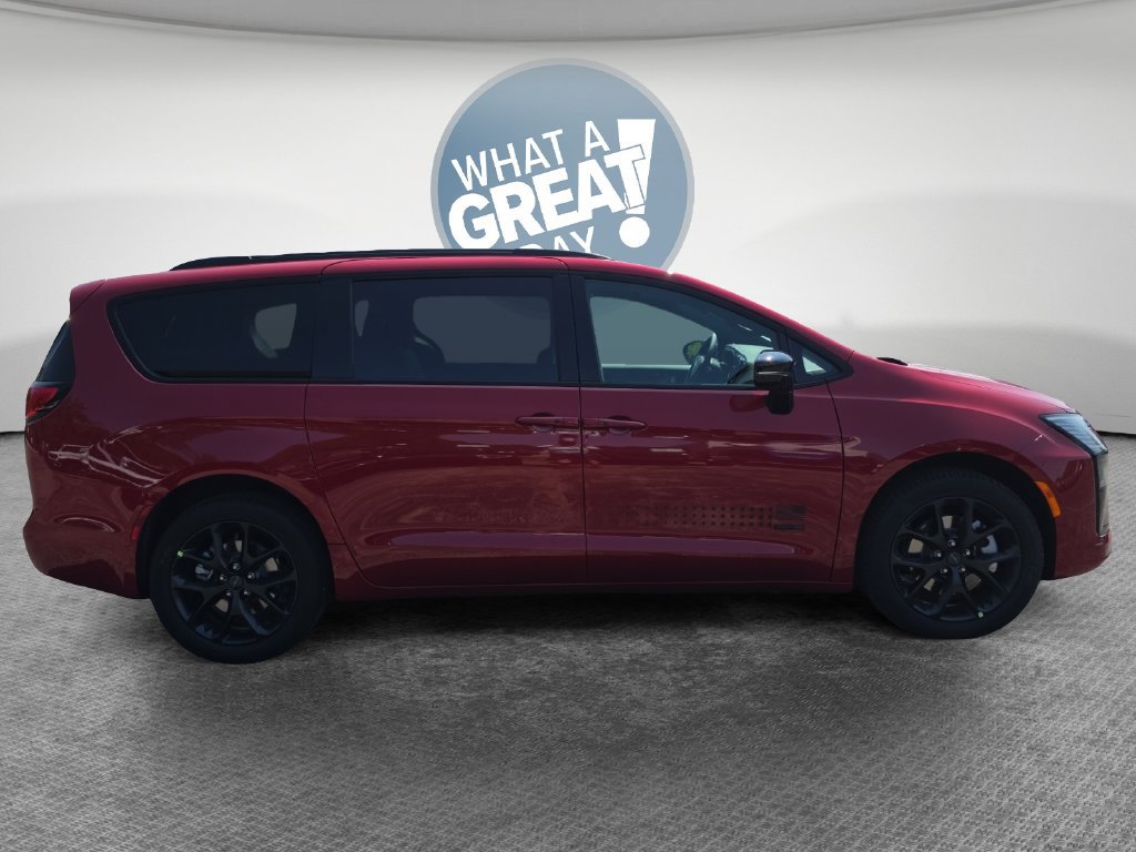 New 2027 Chrysler Pacifica Select AWD/4WD image 2