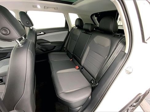 Certified 2022 Volkswagen Taos SE w/ Panoramic Sunroof Package image 22