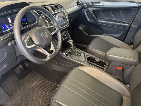 Used 2023 Volkswagen Tiguan SE w/ Panoramic Sunroof Package FWD image 11