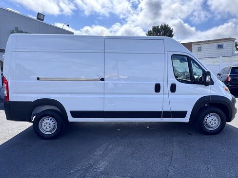 Used 2025 RAM ProMaster 2500 w/ Convenience Group image 10