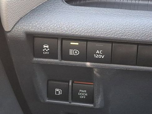 Used 2023 Toyota Sienna Limited image 26