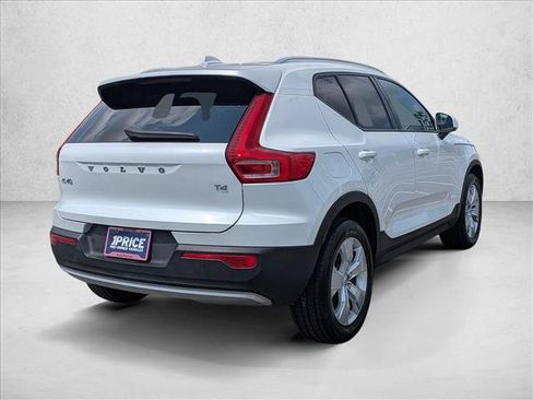 Used 2022 Volvo XC40 T4 Momentum FWD image 5