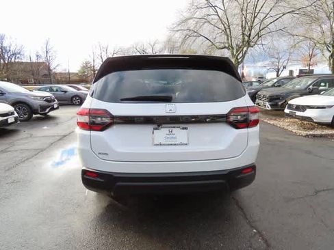 Certified 2023 Honda Pilot LX image 5