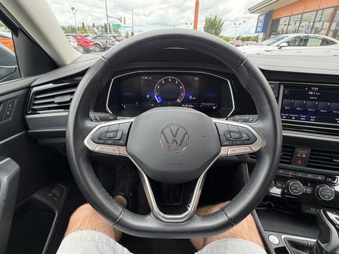 Used 2024 Volkswagen Jetta SE FWD image 13