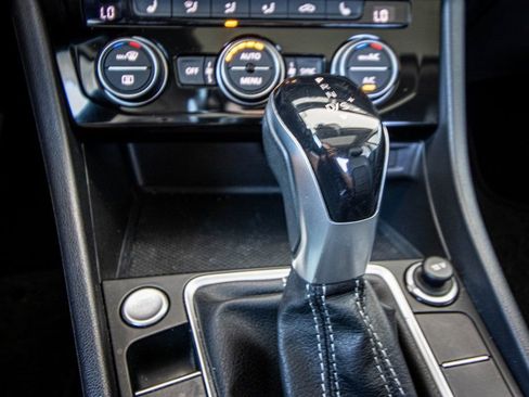 Used 2022 Volkswagen Jetta SE image 34