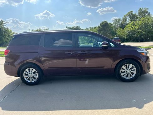Used 2017 Kia Sedona LX w/ LX Essentials Premium Package FWD image 5