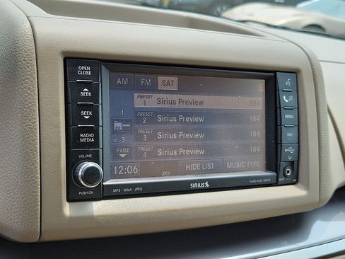 Used 2010 Volkswagen Routan SE FWD image 17