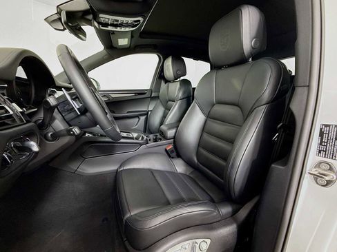 Certified 2025 Porsche Macan T image 5