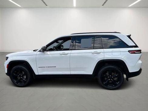Used 2023 Jeep Grand Cherokee Altitude AWD/4WD image 2