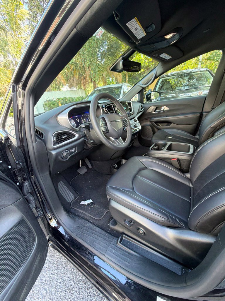 Used 2026 Chrysler Pacifica Select FWD image 3