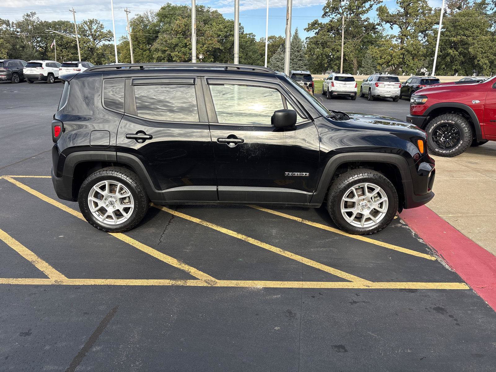 Used 2022 Jeep Renegade Latitude AWD/4WD image 4
