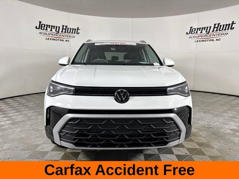 Used 2025 Volkswagen Taos SE w/ Panoramic Sunroof Package AWD/4WD image 3