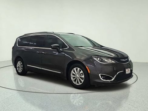 Used 2019 Chrysler Pacifica Touring-L FWD image 8