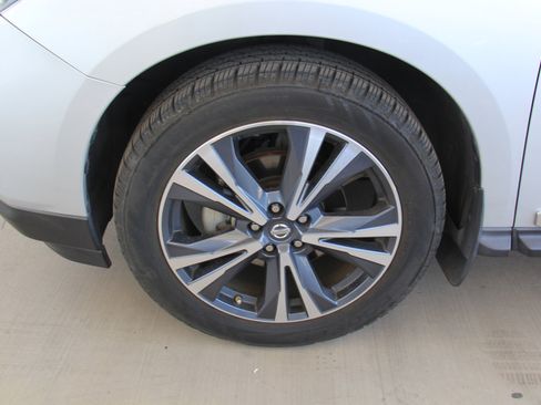 Used 2017 Nissan Pathfinder Platinum image 38