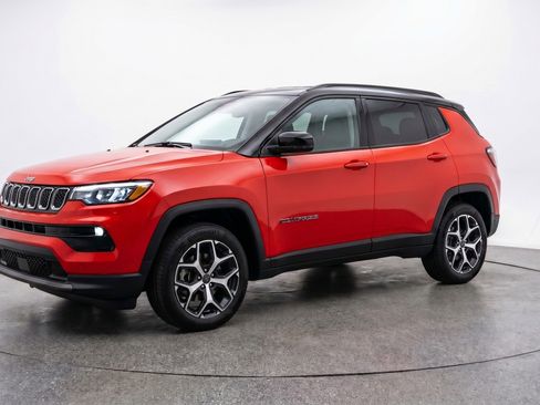 Used 2025 Jeep Compass Limited AWD/4WD image 3