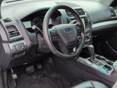 Used 2016 Ford Explorer XLT w/ Equipment Group 202A image 2