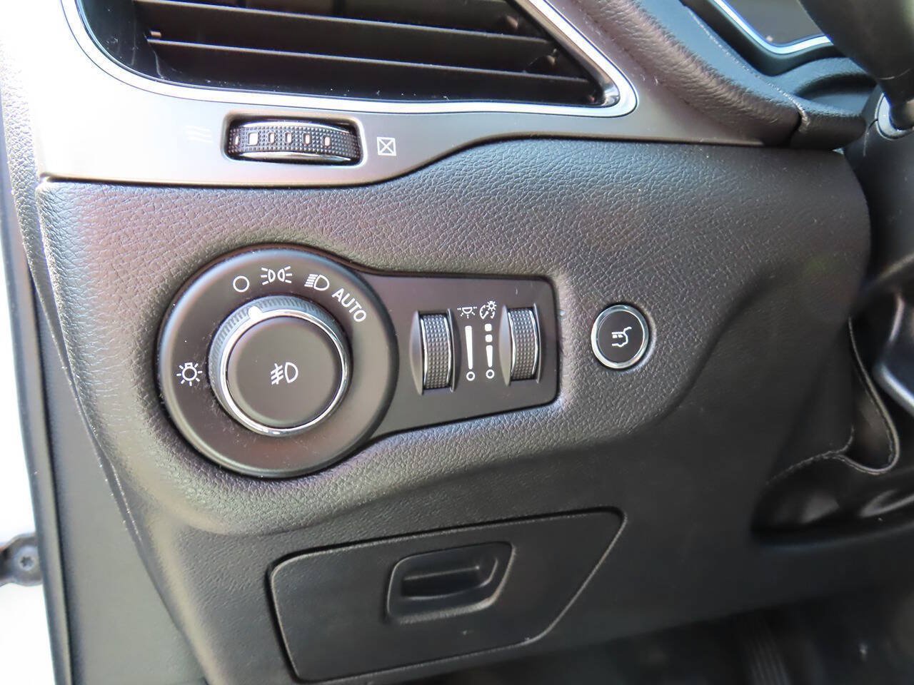 Used 2019 Jeep Cherokee Limited AWD/4WD image 24