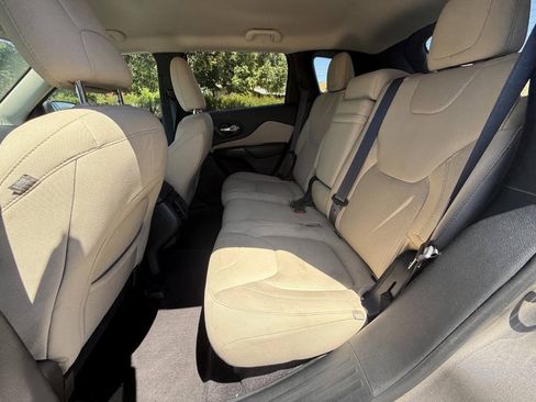 Used 2016 Jeep Cherokee Latitude w/ Comfort & Sound Group FWD image 11