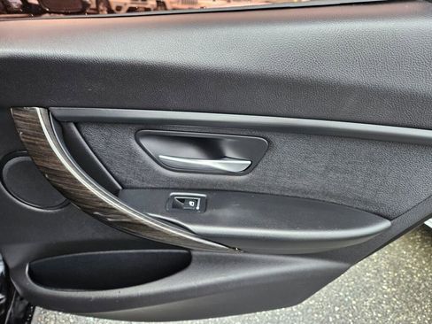 Used 2018 BMW 320i xDrive Sedan image 16