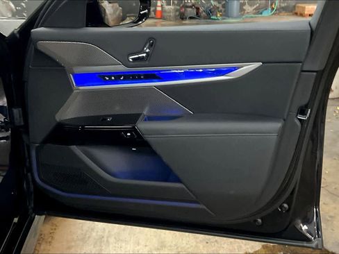 Used 2025 BMW 740i w/ Premium Package image 27