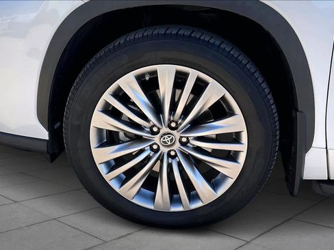 Used 2022 Toyota Highlander Platinum image 10