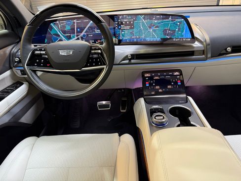 New 2026 Cadillac Vistiq Premium Luxury AWD/4WD image 4