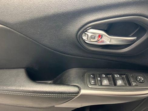 Used 2020 Jeep Cherokee Latitude w/ Cold Weather Group image 10