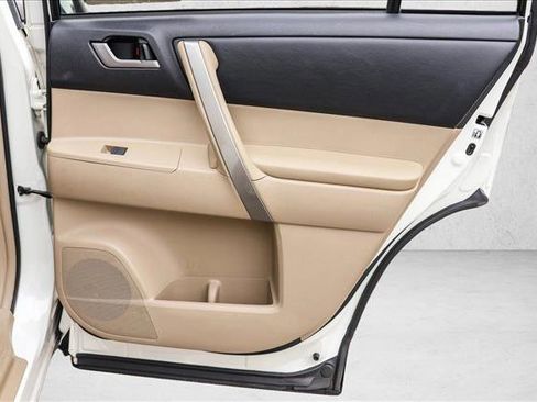 Used 2013 Toyota Highlander SE image 30