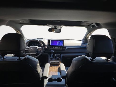 Used 2025 Toyota Sienna Platinum image 16