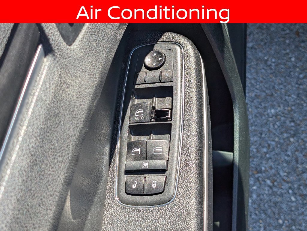 Used 2020 Chrysler 300 Touring w/ Chrome Appearance Package RWD image 16