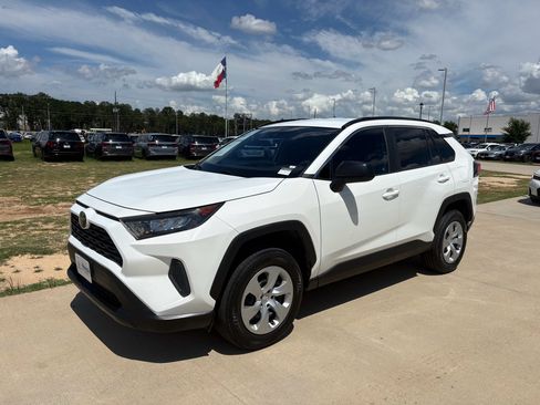 Used 2020 Toyota RAV4 LE FWD image 5