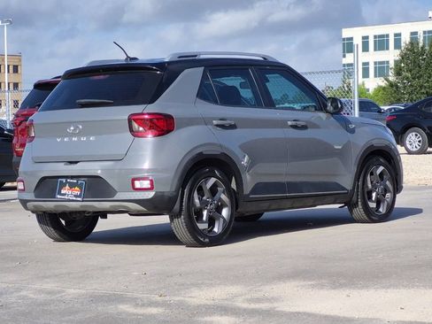 Used 2023 Hyundai Venue Limited FWD image 6