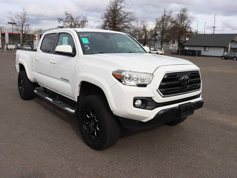 Certified 2019 Toyota Tacoma SR5 image 3