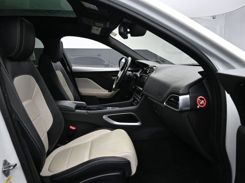 Used 2017 Jaguar F-PACE R-Sport image 32