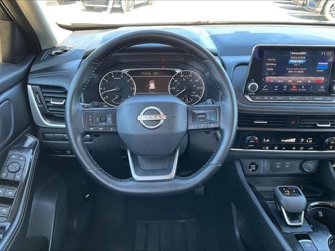 Used 2025 Nissan Rogue SV image 7