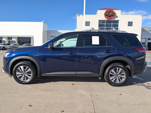 Used 2023 Nissan Pathfinder SL image 3