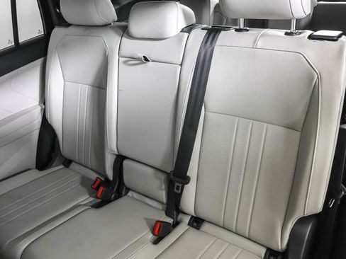 Used 2022 Volkswagen Tiguan SE R-Line image 36