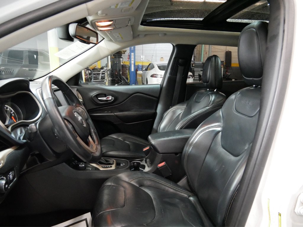 Used 2019 Jeep Cherokee Latitude Plus w/ Comfort/Convenience Group AWD/4WD image 57