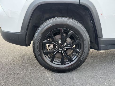 Used 2025 Jeep Grand Cherokee Altitude image 43