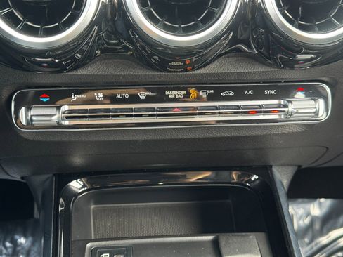 Used 2021 Mercedes-Benz GLB 250 4MATIC w/ Premium Package image 29