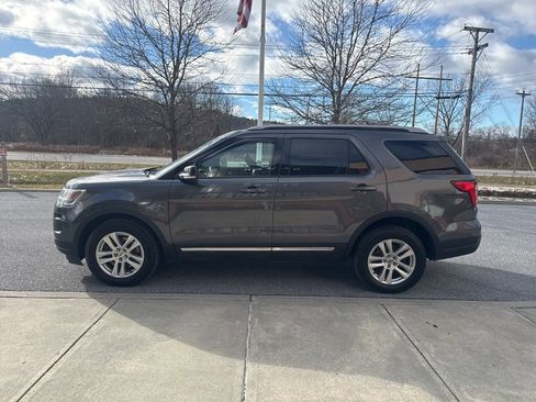 Used 2018 Ford Explorer XLT w/ Equipment Group 202A image 4
