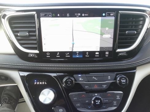 Used 2024 Chrysler Pacifica Select image 25