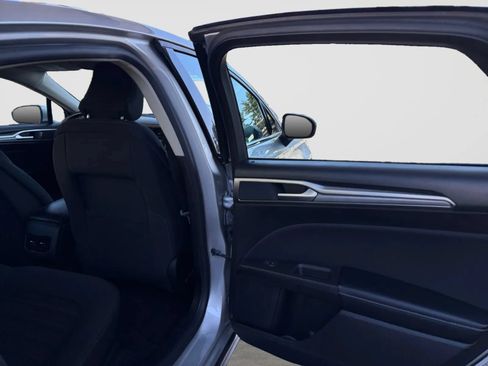 Used 2019 Ford Fusion SE FWD image 17