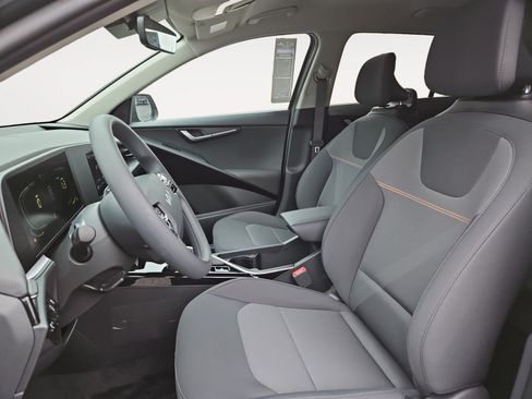 Used 2025 Kia Niro LX FWD image 9