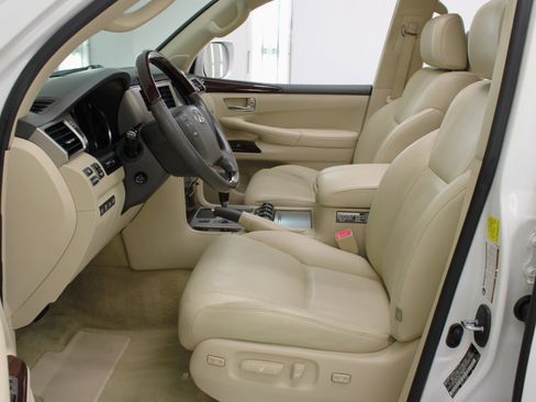 Used 2014 Lexus LX 570 4WD image 30