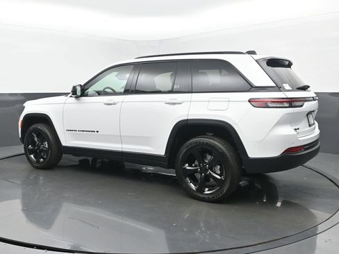 New 2025 Jeep Grand Cherokee Altitude image 3