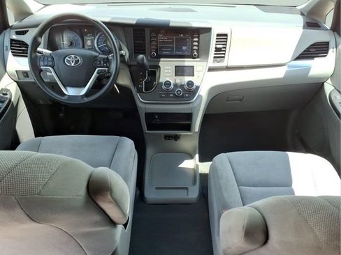 Used 2020 Toyota Sienna L FWD image 21
