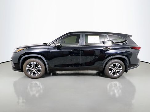 Used 2024 Toyota Highlander XLE FWD image 9