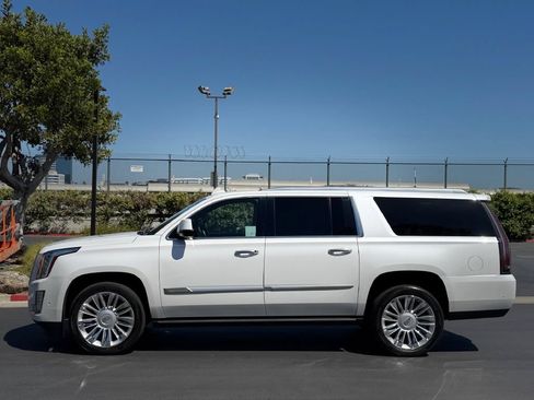 Used 2019 Cadillac Escalade ESV Platinum AWD/4WD image 3