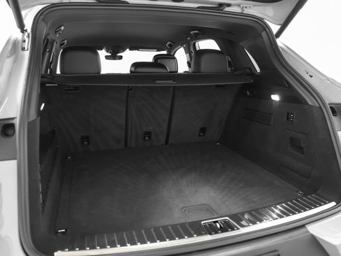 Certified 2025 Porsche Cayenne AWD/4WD image 18